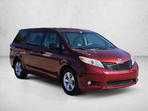Used 2011 Toyota Sienna FWD image 3