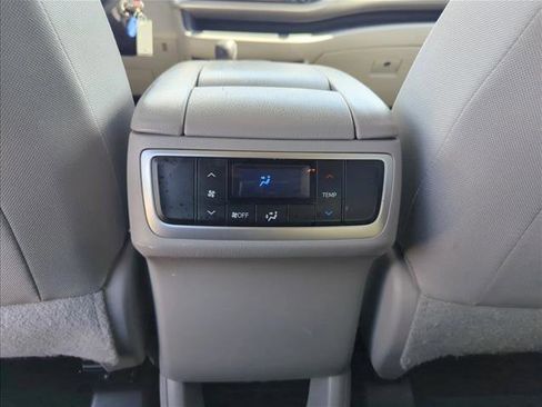 Used 2017 Toyota Highlander LE FWD image 18