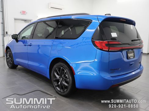New 2026 Chrysler Pacifica Limited w/ S Appearance Package AWD/4WD image 6