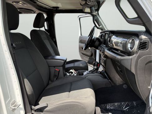 Used 2019 Jeep Wrangler Unlimited Sahara w/ Uconnect 4C Nav & Sound Group AWD/4WD image 13