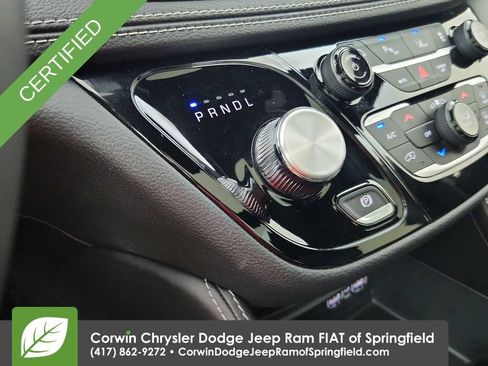 Certified 2025 Chrysler Pacifica Limited FWD image 27