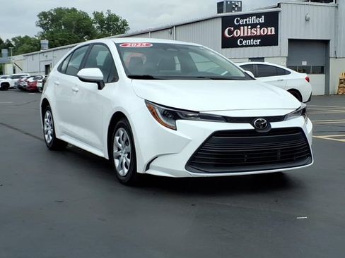 Certified 2025 Toyota Corolla LE FWD image 3
