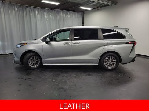 Used 2022 Toyota Sienna XLE image 5