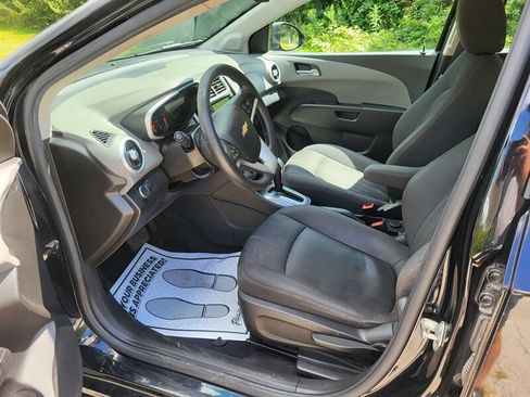 Used 2017 Chevrolet Sonic LT image 9