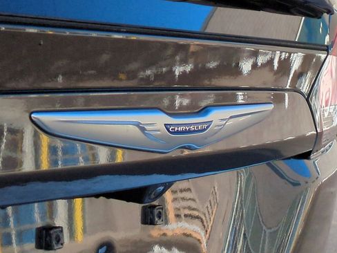 Used 2018 Chrysler Pacifica Touring-L Plus image 13