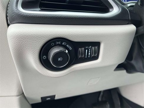 Used 2022 Chrysler Pacifica Touring-L w/ Uconnect Theater Family Group image 14