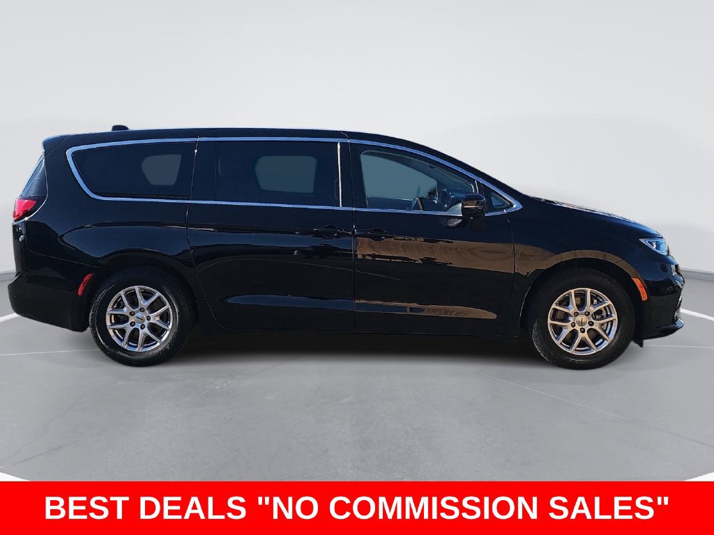Used 2024 Chrysler Pacifica Touring-L FWD image 2