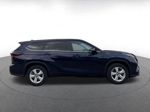 Used 2025 Toyota Highlander LE FWD image 15
