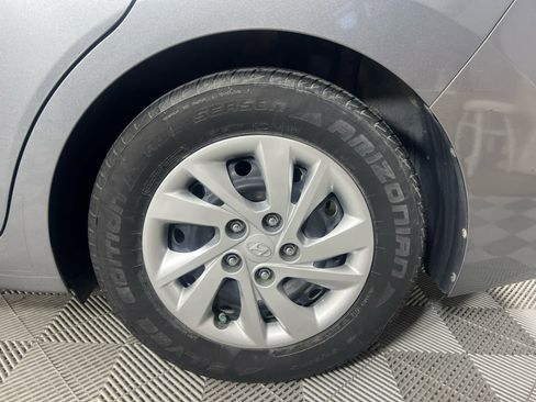 Used 2017 Hyundai Elantra SE image 11