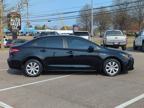 Used 2025 Toyota Corolla LE FWD image 4