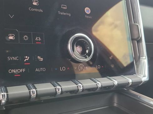 Used 2025 GMC Acadia Elevation w/ Elevation Premium Package FWD image 15