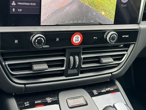 Used 2025 Porsche Macan image 23