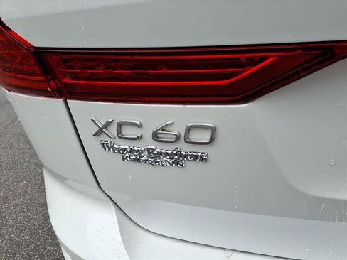 Certified 2025 Volvo XC60 B5 Plus image 5