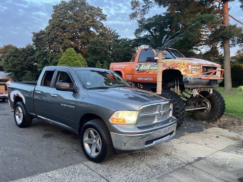 Used 2011 RAM 1500 Classic SLT AWD/4WD image 2