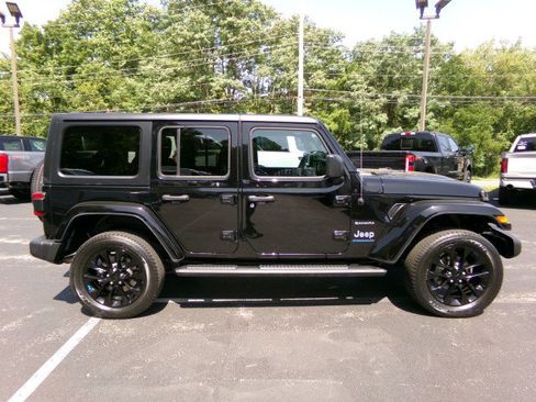 Used 2023 Jeep Wrangler Unlimited Sahara AWD/4WD image 10
