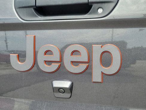 Used 2024 Jeep Gladiator Mojave AWD/4WD image 6