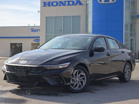 Used 2025 Hyundai Elantra Blue image 37