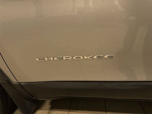 Used 2019 Jeep Cherokee Latitude w/ Cold Weather Group image 24