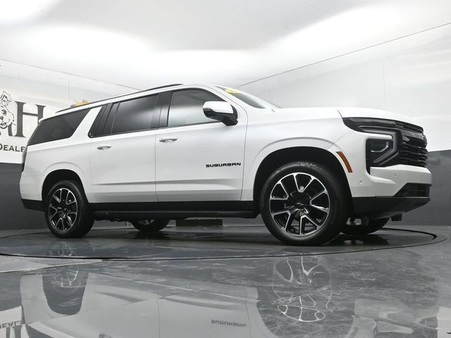 Used 2025 Chevrolet Suburban RST w/ Comfort Package AWD/4WD image 2
