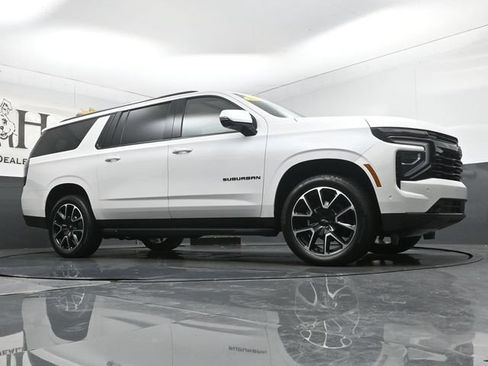 Used 2025 Chevrolet Suburban RST w/ Comfort Package AWD/4WD image 2