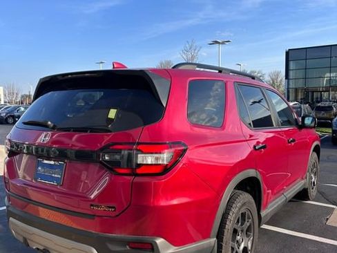 Used 2025 Honda Pilot TrailSport image 3