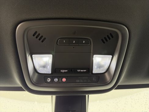 Used 2023 Chevrolet Traverse LT image 34