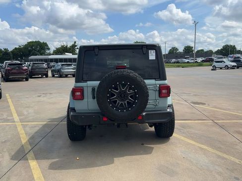 Used 2023 Jeep Wrangler Unlimited Sahara w/ Dual Top Group AWD/4WD image 6
