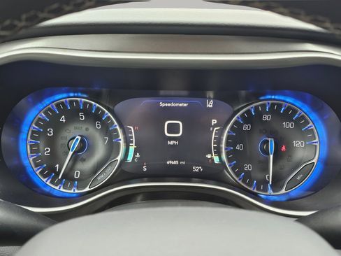 Used 2023 Chrysler Pacifica Touring-L FWD image 4