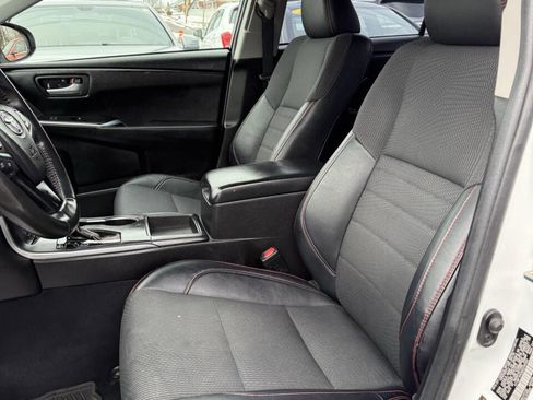 Used 2016 Toyota Camry SE image 9
