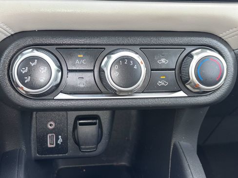 Used 2020 Nissan Versa SV FWD image 4
