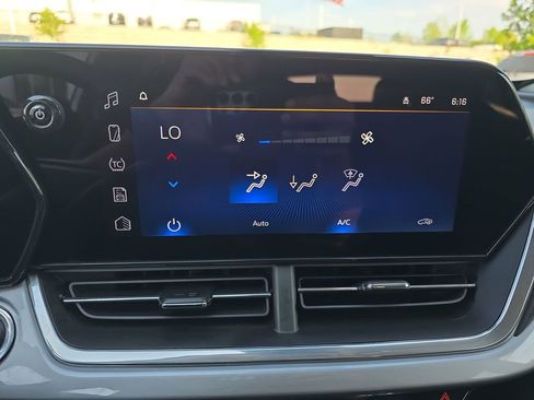 Used 2024 Chevrolet Trax LT FWD image 25