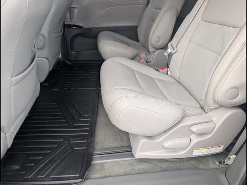 Used 2015 Toyota Sienna XLE Premium FWD image 12