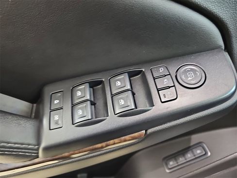 Used 2019 Chevrolet Suburban LT image 32
