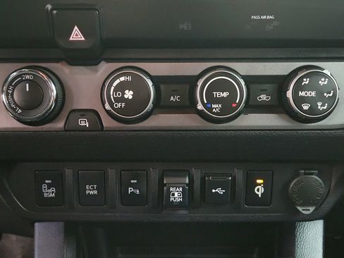 Used 2020 Toyota Tacoma TRD Sport w/ Technology Package AWD/4WD image 18