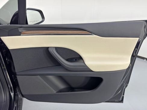 Used 2023 Tesla Model X image 47