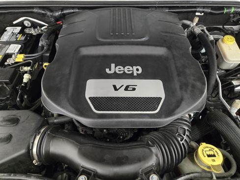 Used 2016 Jeep Wrangler Sahara w/ Connectivity Group image 29