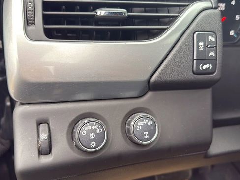 Used 2017 Chevrolet Suburban LT image 18