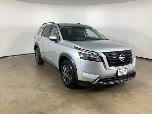 Used 2024 Nissan Pathfinder SV FWD image 3