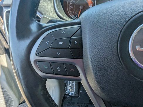 Used 2019 Jeep Cherokee Limited AWD/4WD image 14