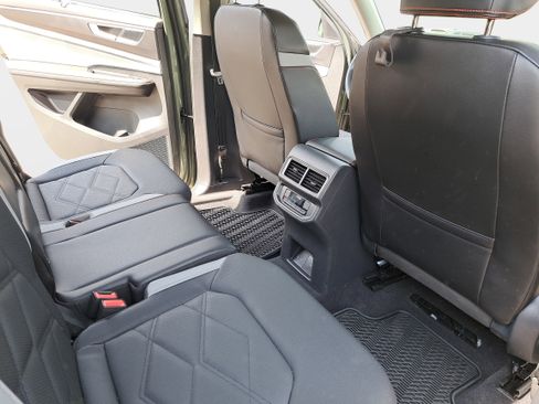 Used 2024 Volkswagen Atlas Peak Edition SE image 11