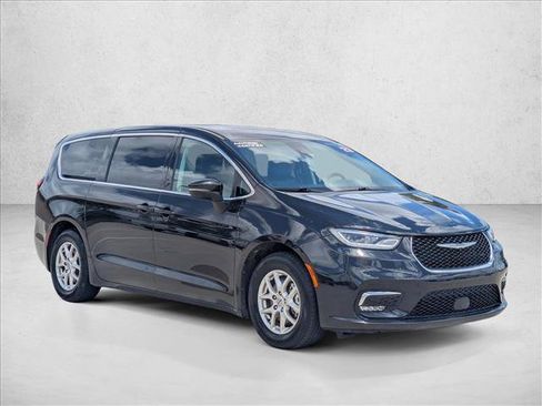 Used 2023 Chrysler Pacifica Touring-L FWD image 3