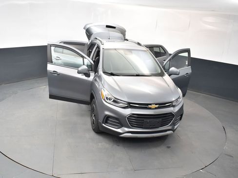 Used 2019 Chevrolet Trax LT w/ LT Convenience Package image 18