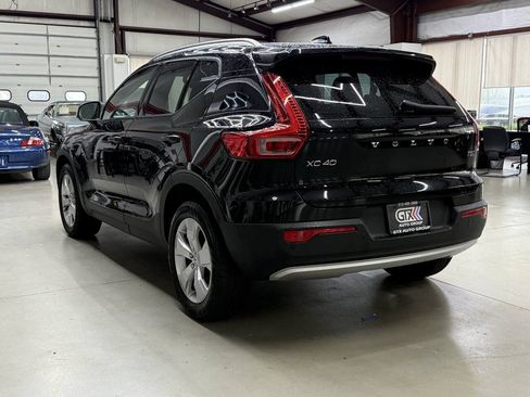 Used 2022 Volvo XC40 T5 Momentum AWD/4WD image 2