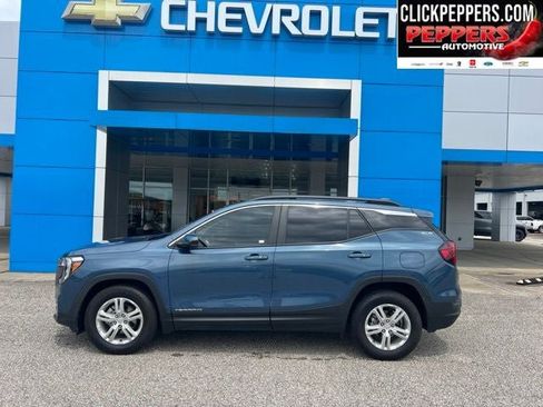 Used 2024 GMC Terrain SLE w/ Driver Convenience Package FWD image 3