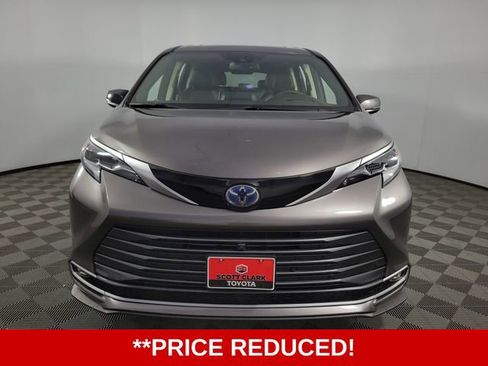 Used 2023 Toyota Sienna Platinum image 2