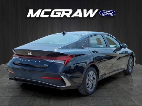 Used 2025 Hyundai Elantra Hybrid FWD image 5