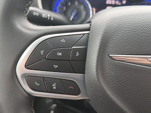 Used 2023 Chrysler Pacifica Touring-L FWD image 20