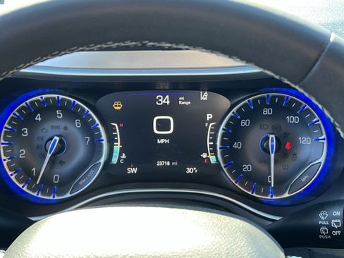 Used 2023 Chrysler Pacifica Touring-L w/ S Appearance Package image 17