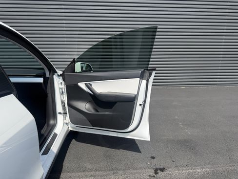 Used 2022 Tesla Model Y Long Range AWD/4WD image 15