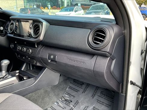 Used 2016 Toyota Tacoma TRD Sport image 18